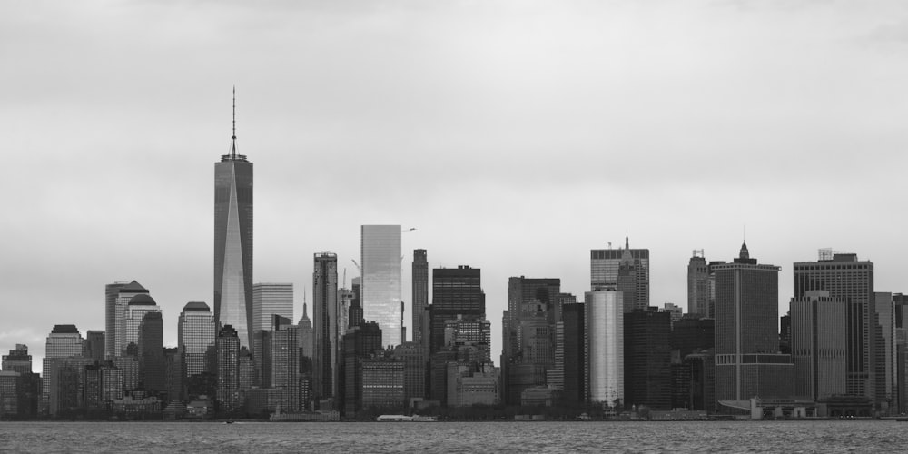 uma foto em preto e branco de um horizonte da cidade