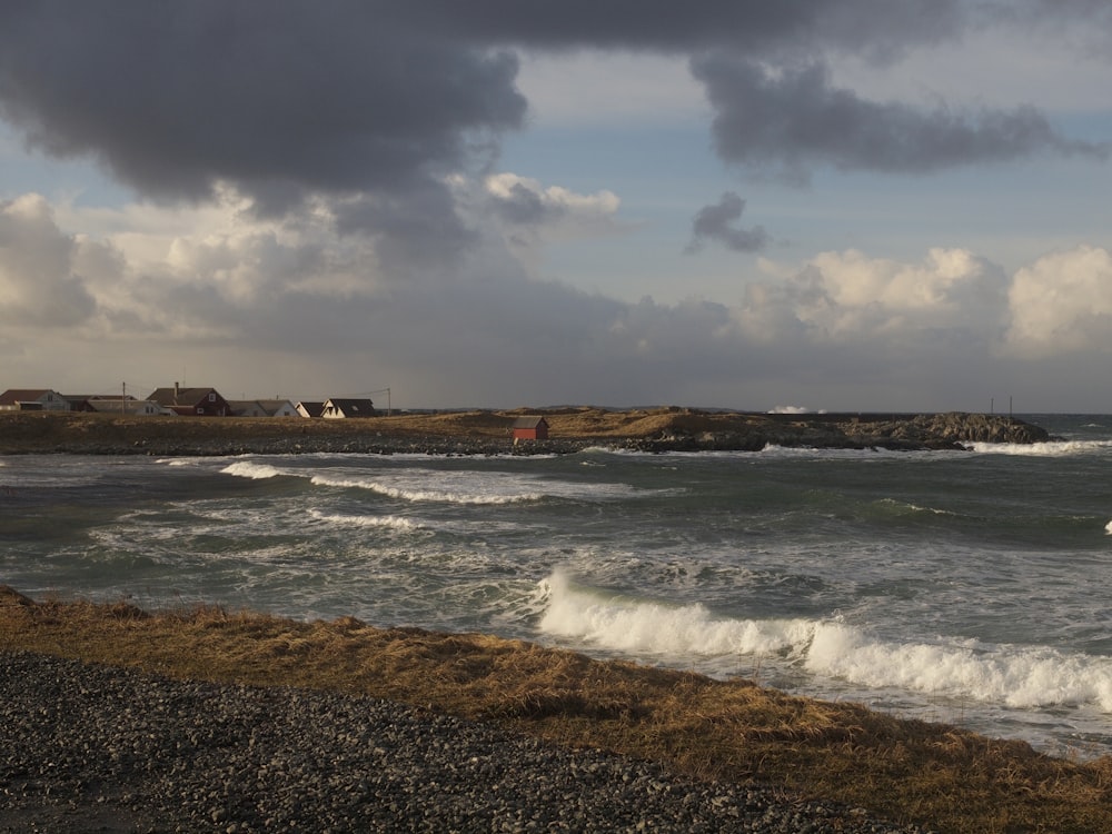 uno specchio d'acqua con onde che arrivano a riva