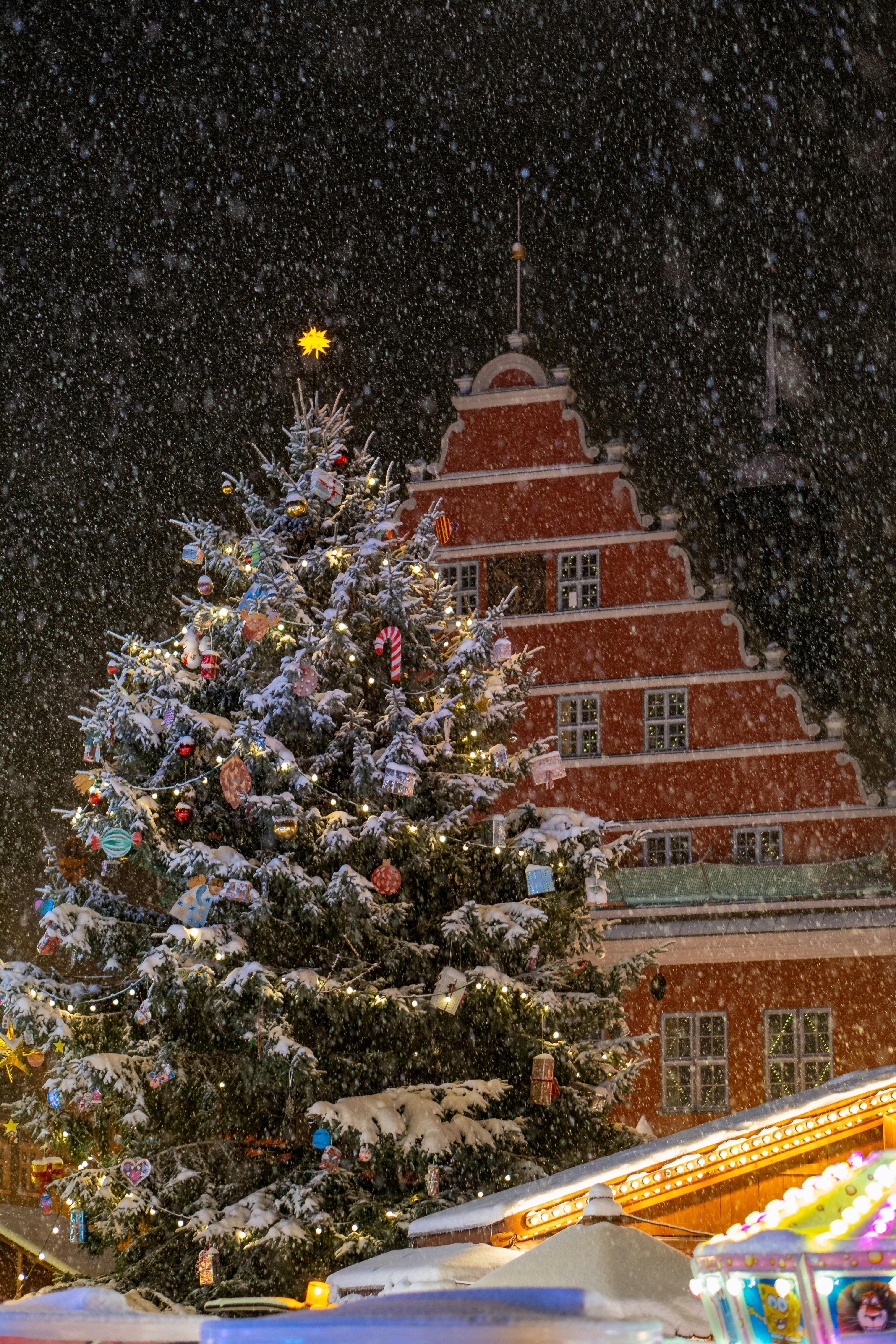 Ein Weihnachtsbaum vor einem Gebäude