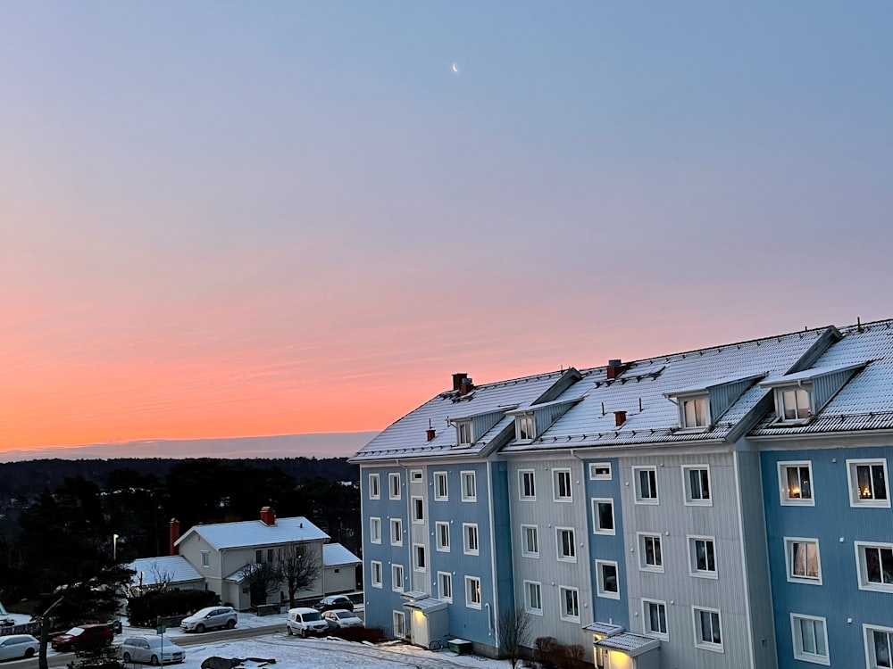 un edificio con molta neve sopra