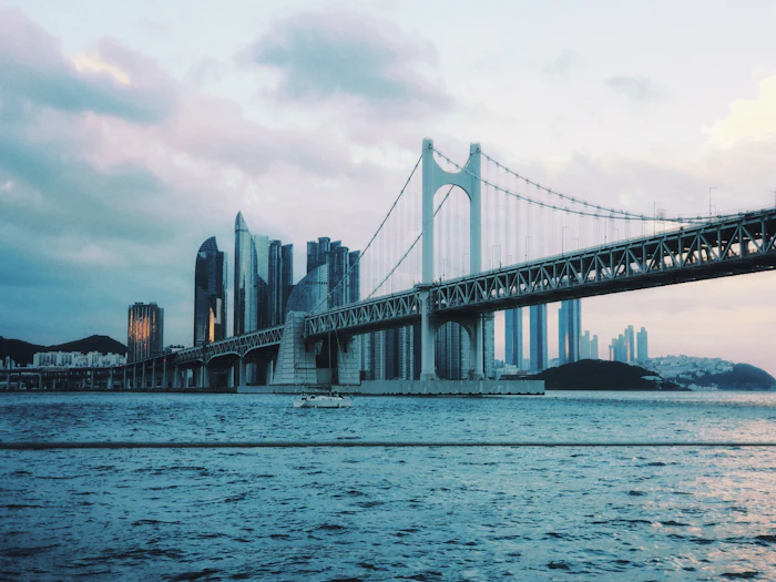 Die beleuchtete Gwangan-Brücke in Busan bei Nacht