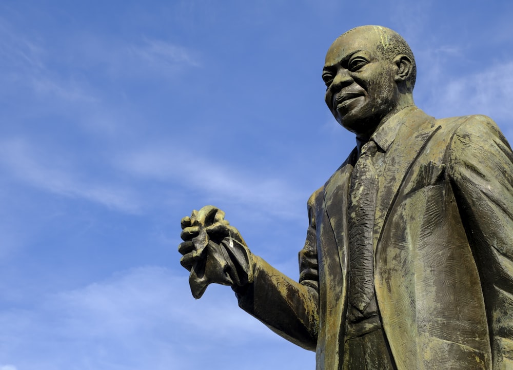 una estatua de un hombre sosteniendo una flor