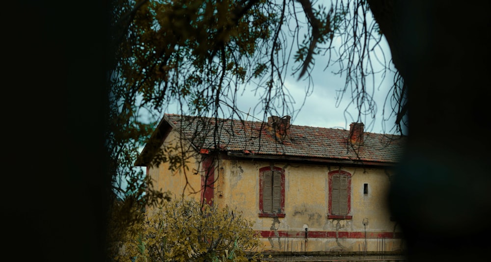 Un vieux bâtiment avec un toit rouge et des fenêtres