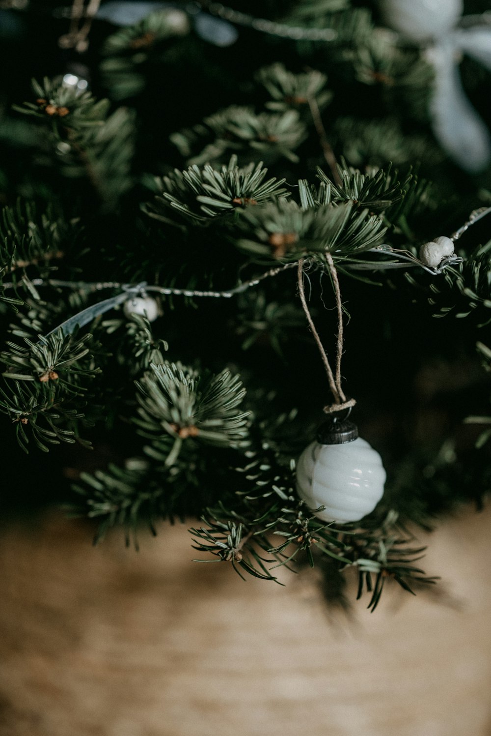 Um ornamento de Natal pendurado em uma árvore