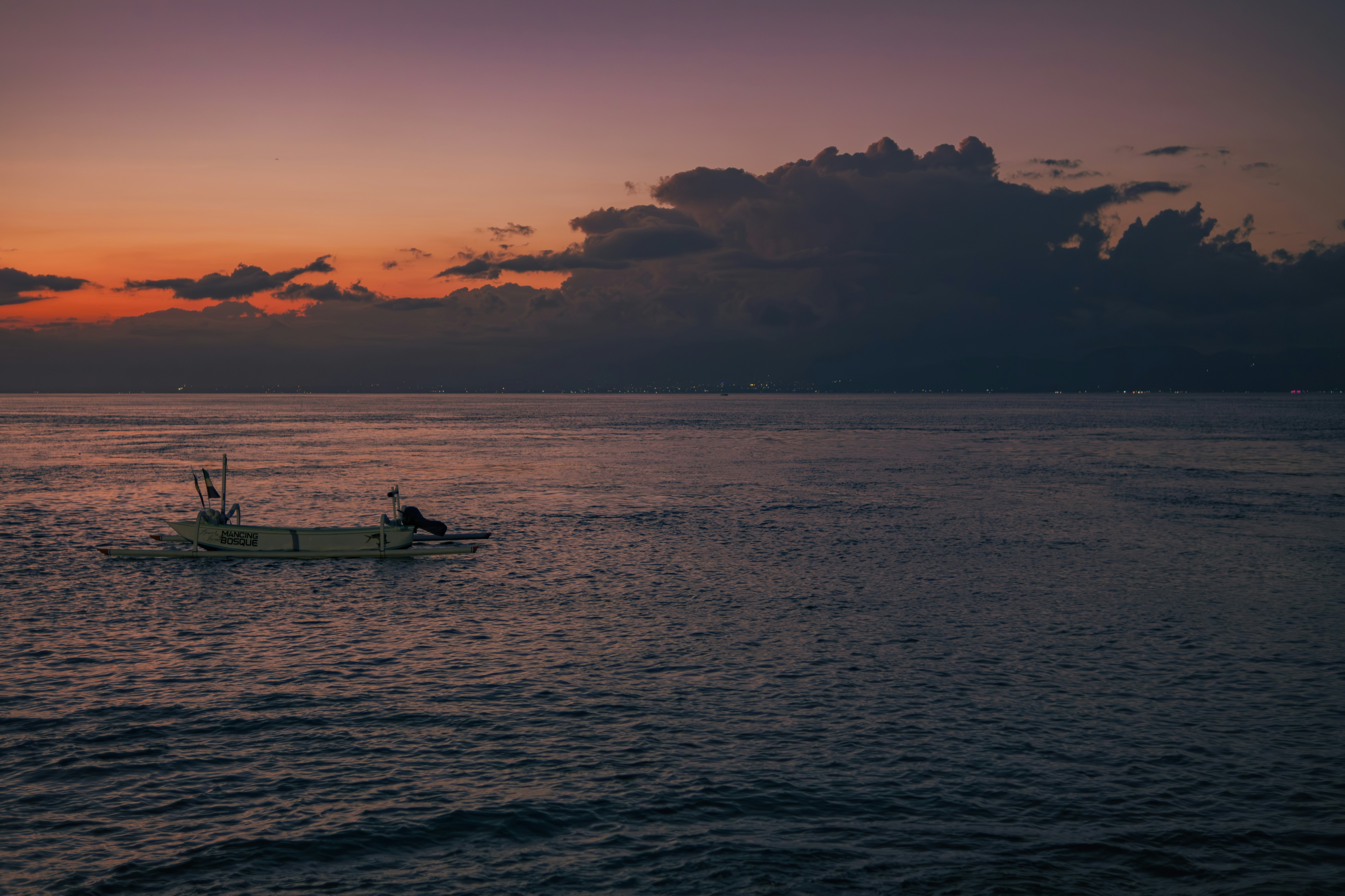 A small boat in the middle of a large body of water photo – Free ...