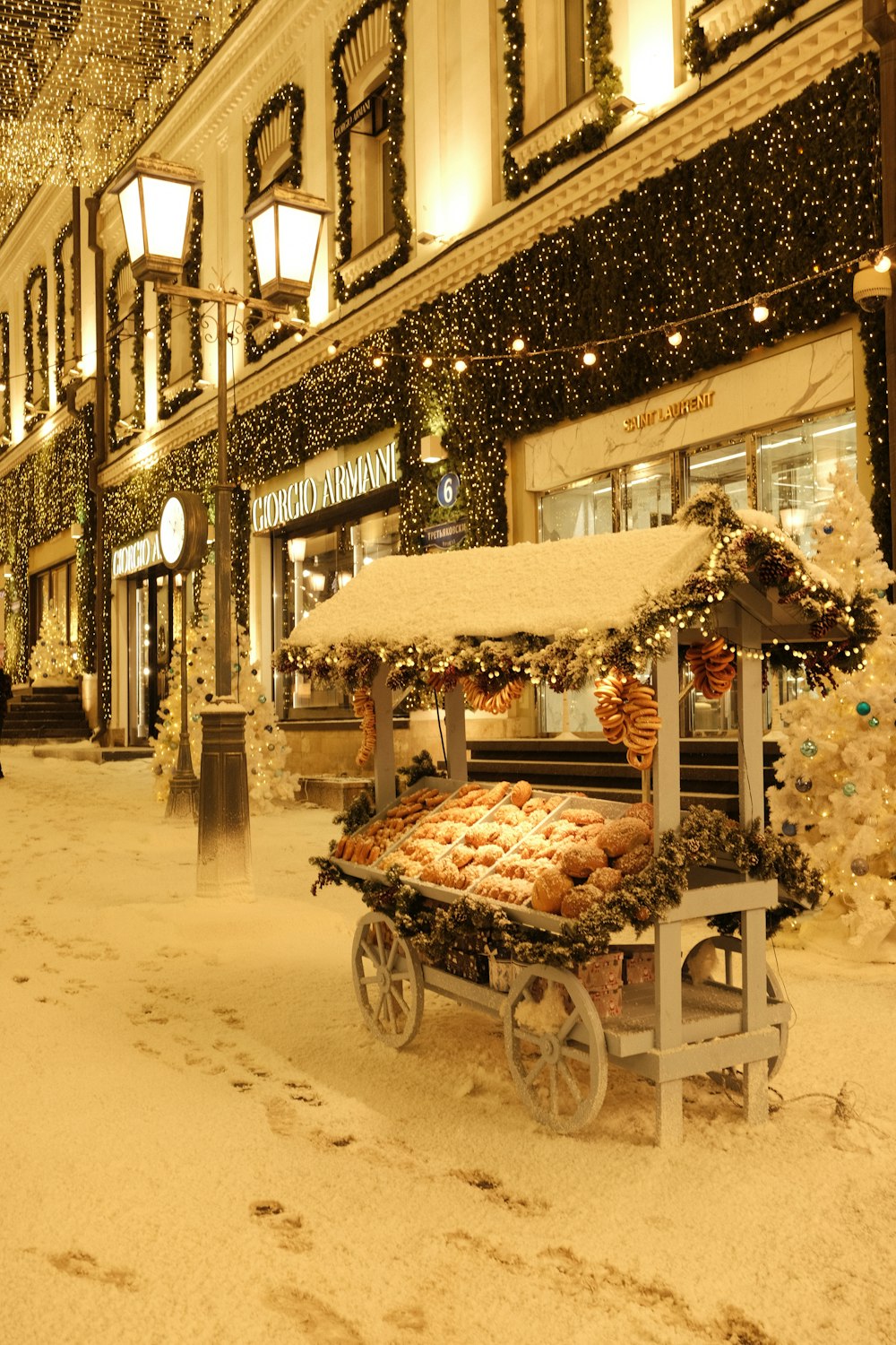 Uma exibição de Natal no meio de uma rua nevada