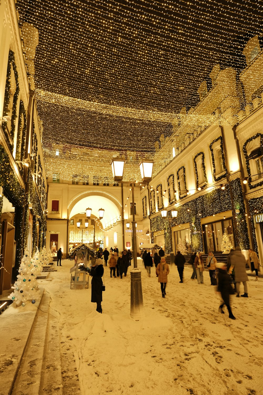 um grupo de pessoas caminhando por uma rua coberta de neve