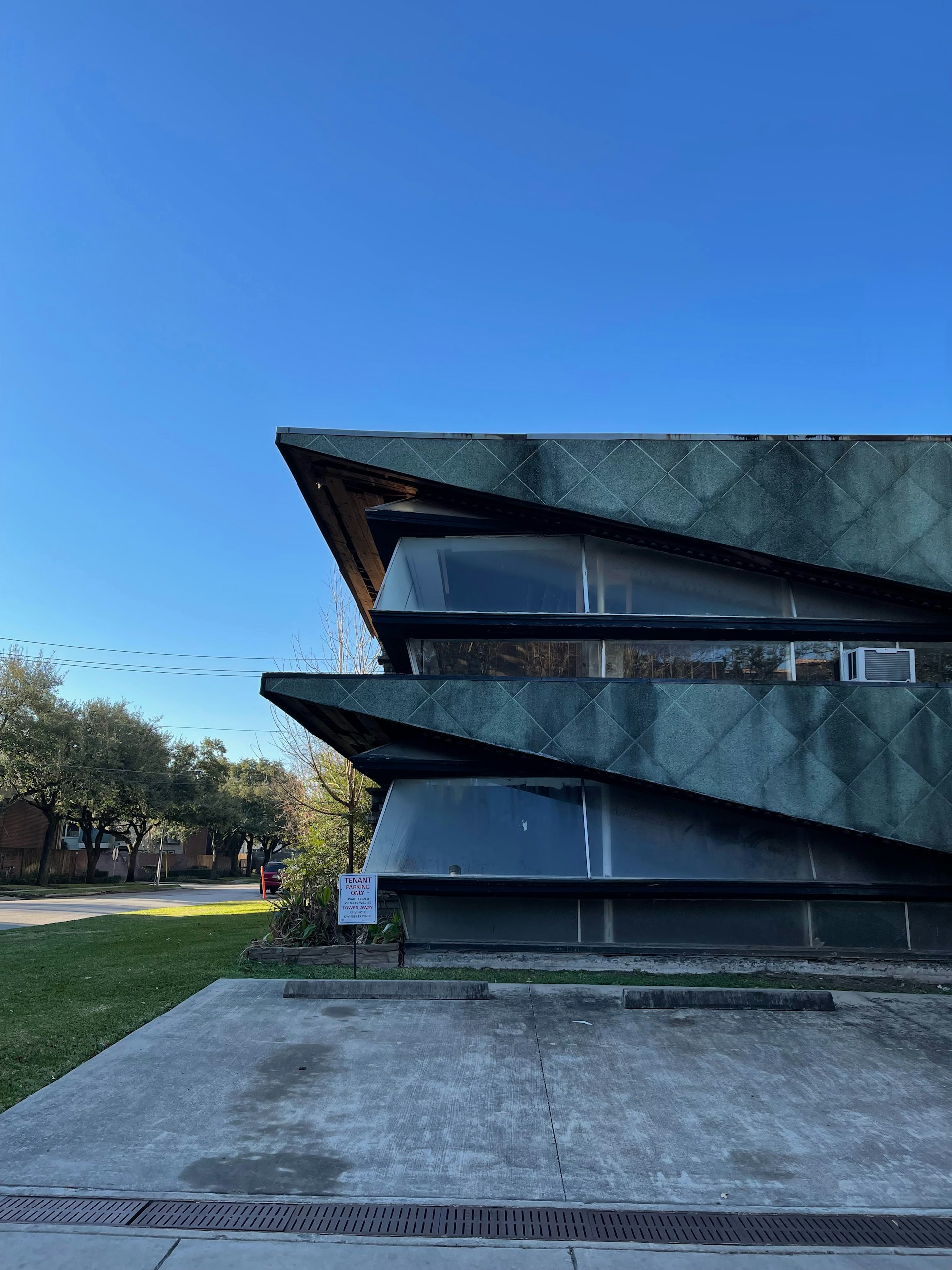 gray computer monitor