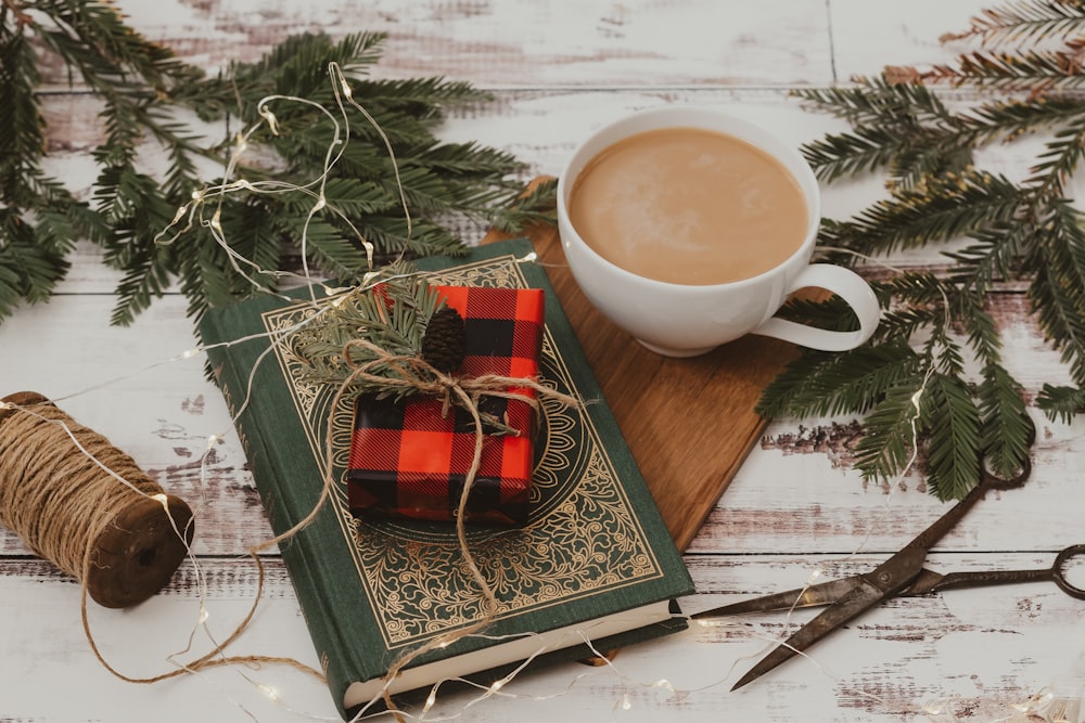 una tazza di caffè e un libro su un tavolo