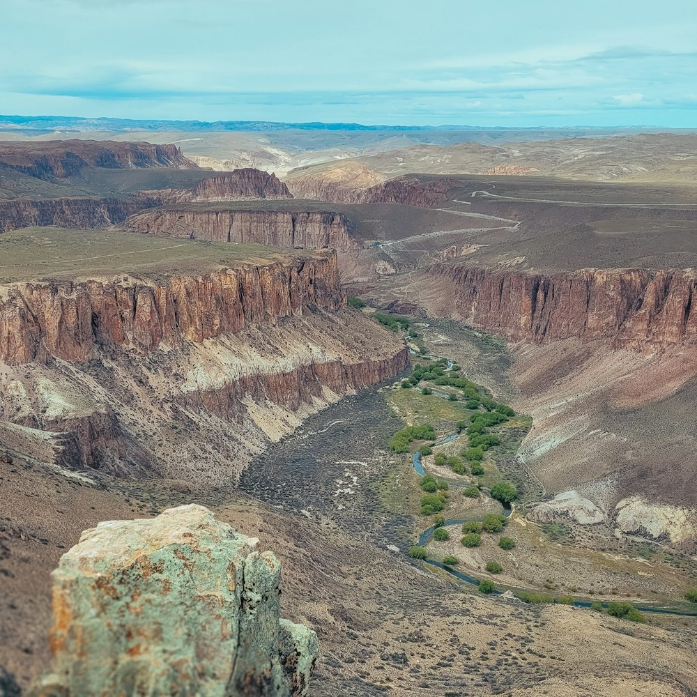 un río que corre a través de un cañón rodeado de montañas