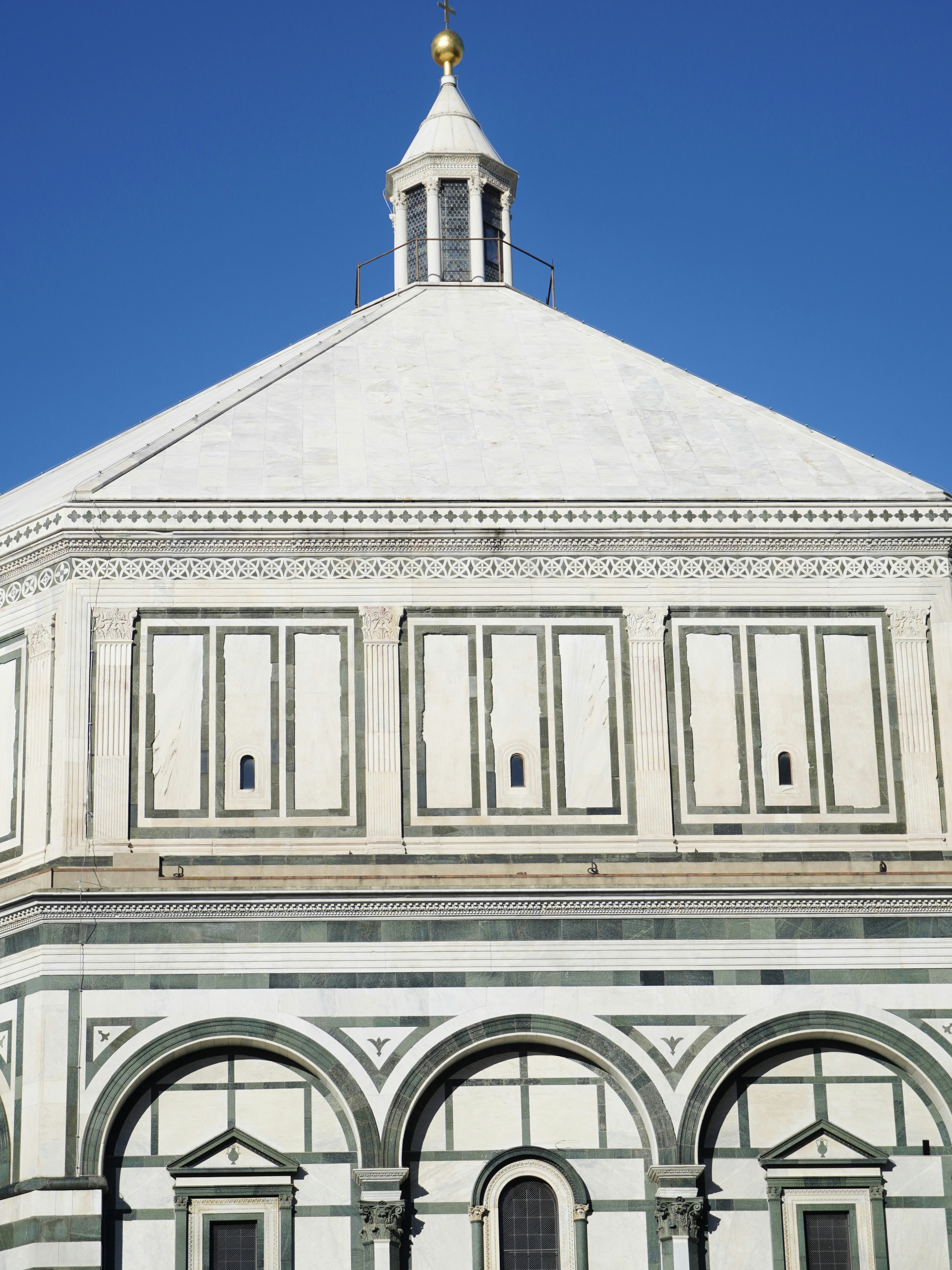 un grand bâtiment blanc surmonté d’une horloge