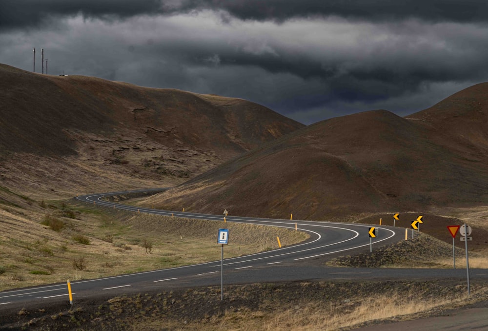 Une route sinueuse au milieu d’une chaîne de montagnes