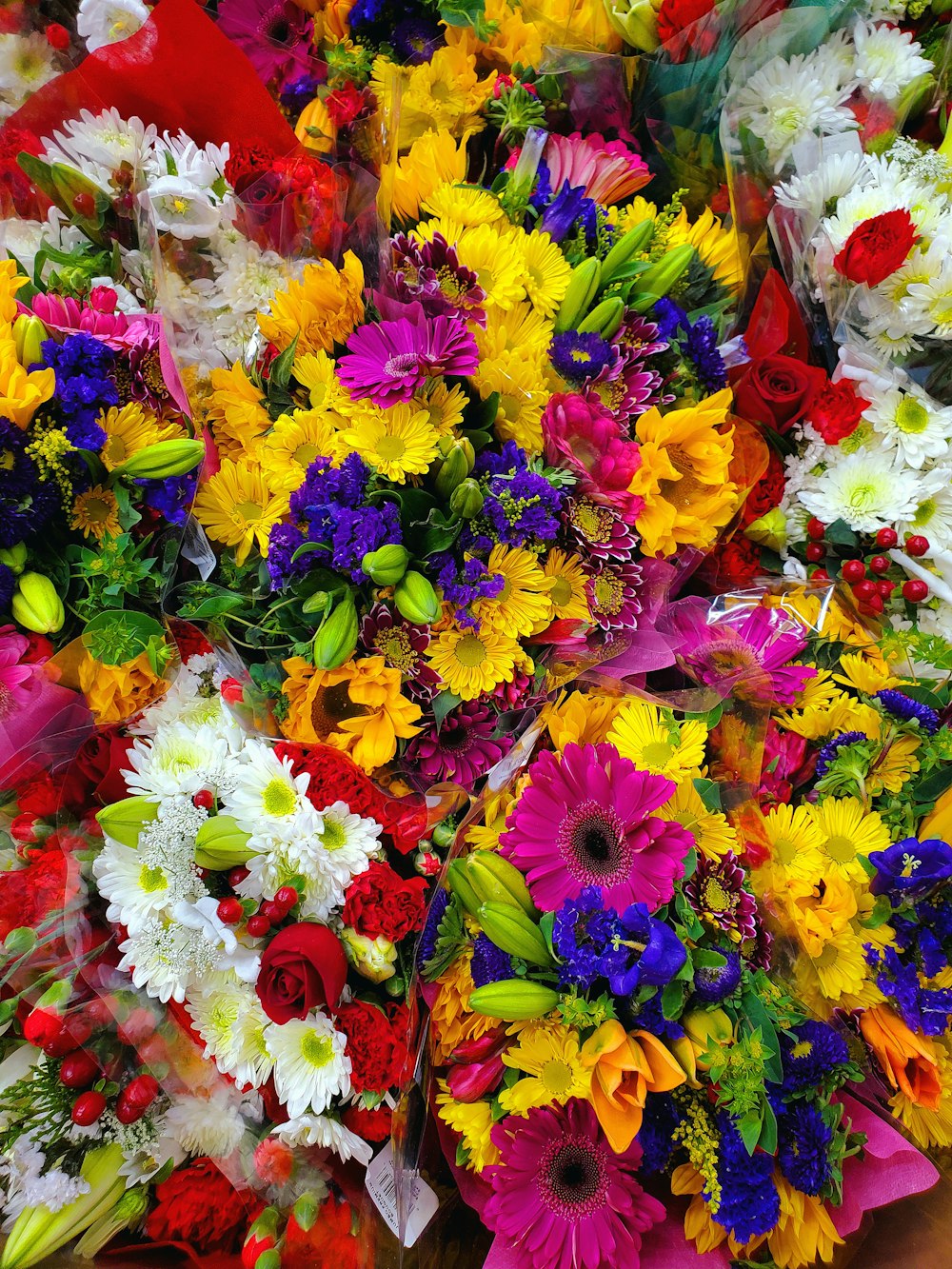 a bunch of flowers that are laying on the ground