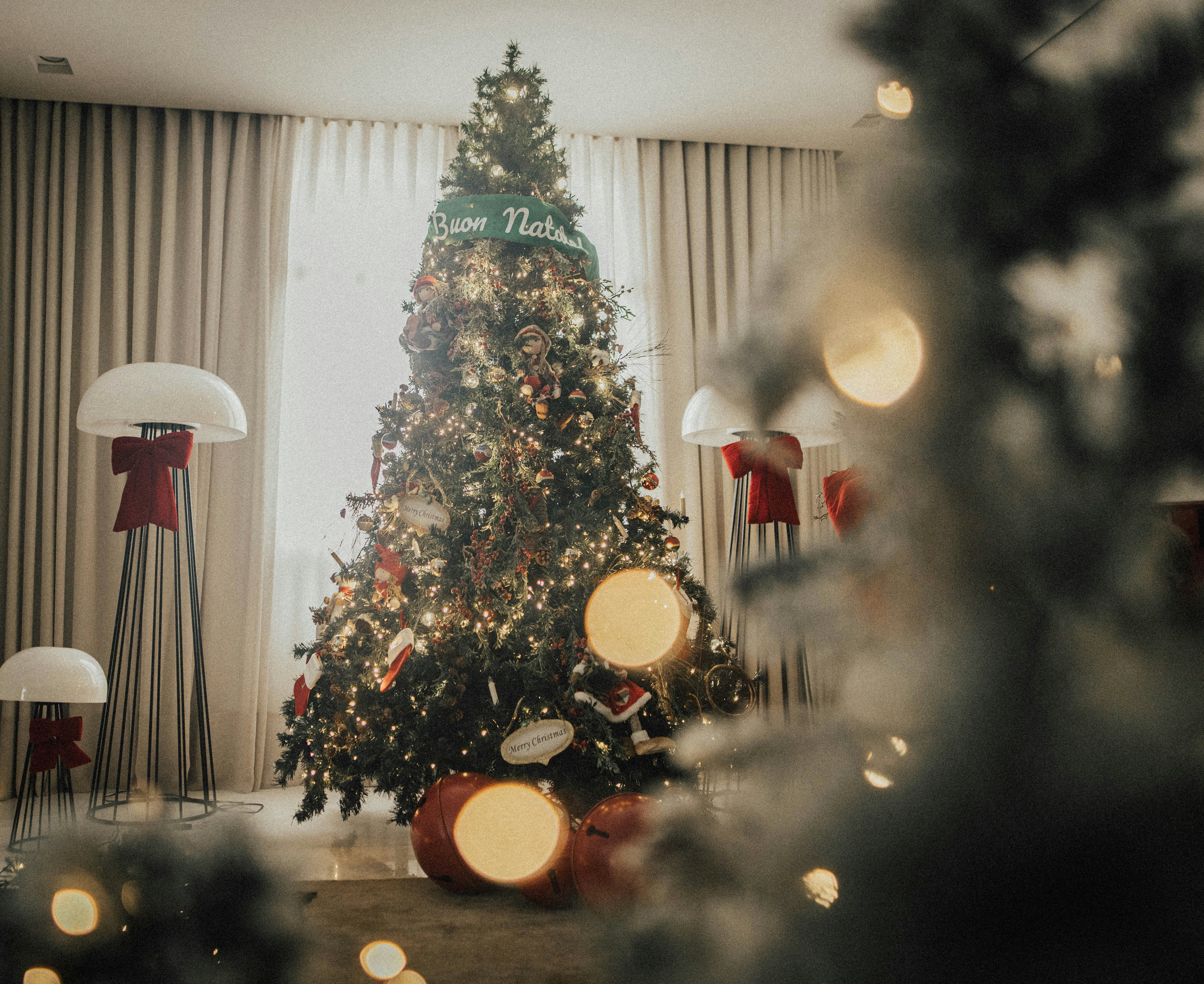 Un árbol de Navidad decorado en una sala de estar