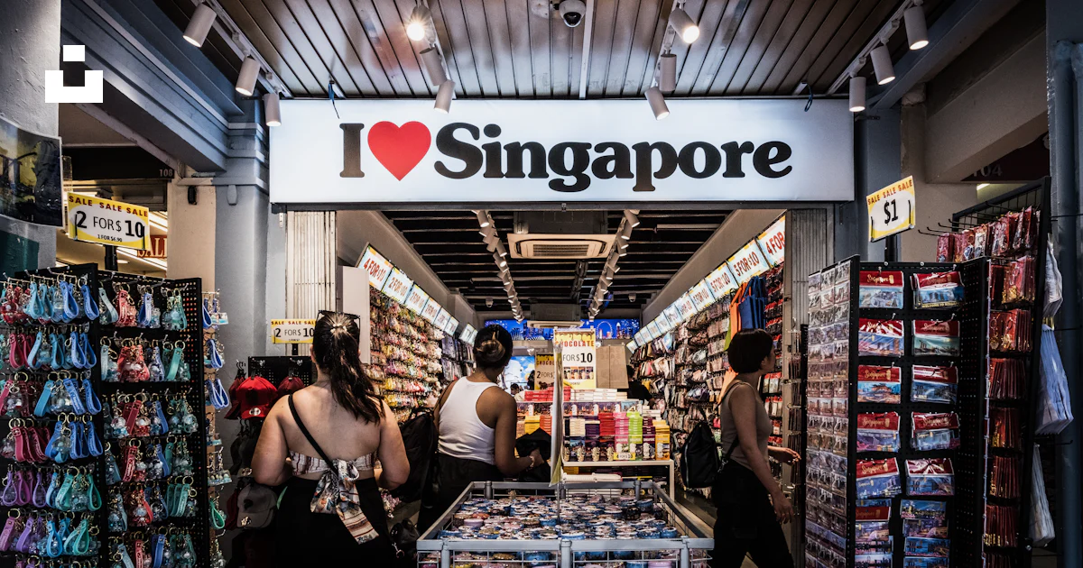 A group of people standing inside of a store photo – Free Singapur ...