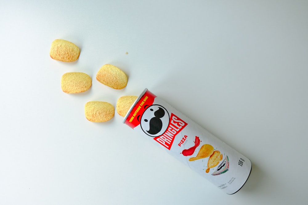 una lata de macarrones con queso sobre una superficie blanca