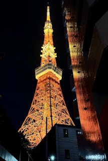 A solar tower illuminating workers and machinery at night, highlighting the contrast between light and shadow.