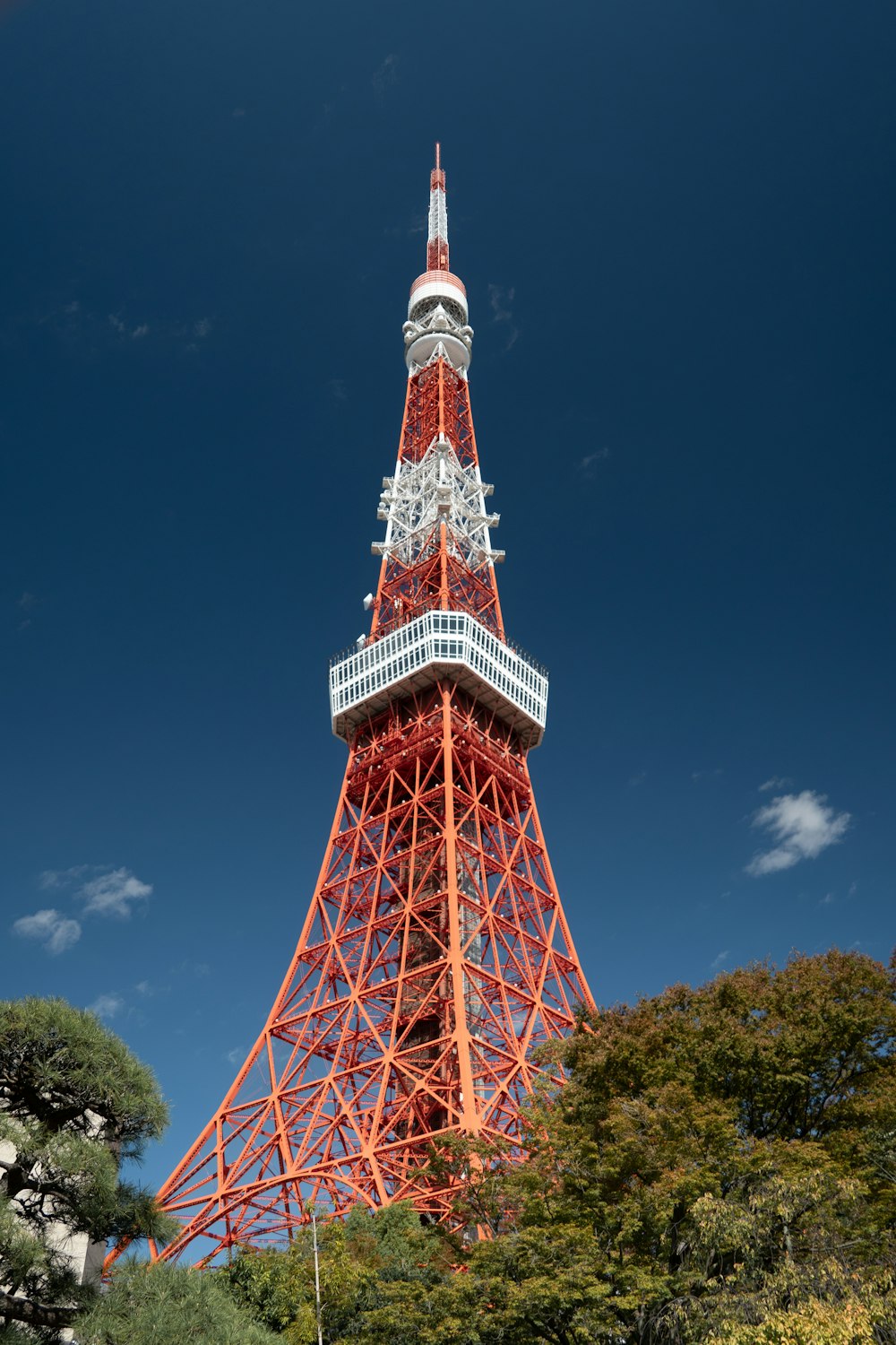 una torre roja y blanca muy alta con un fondo de cielo