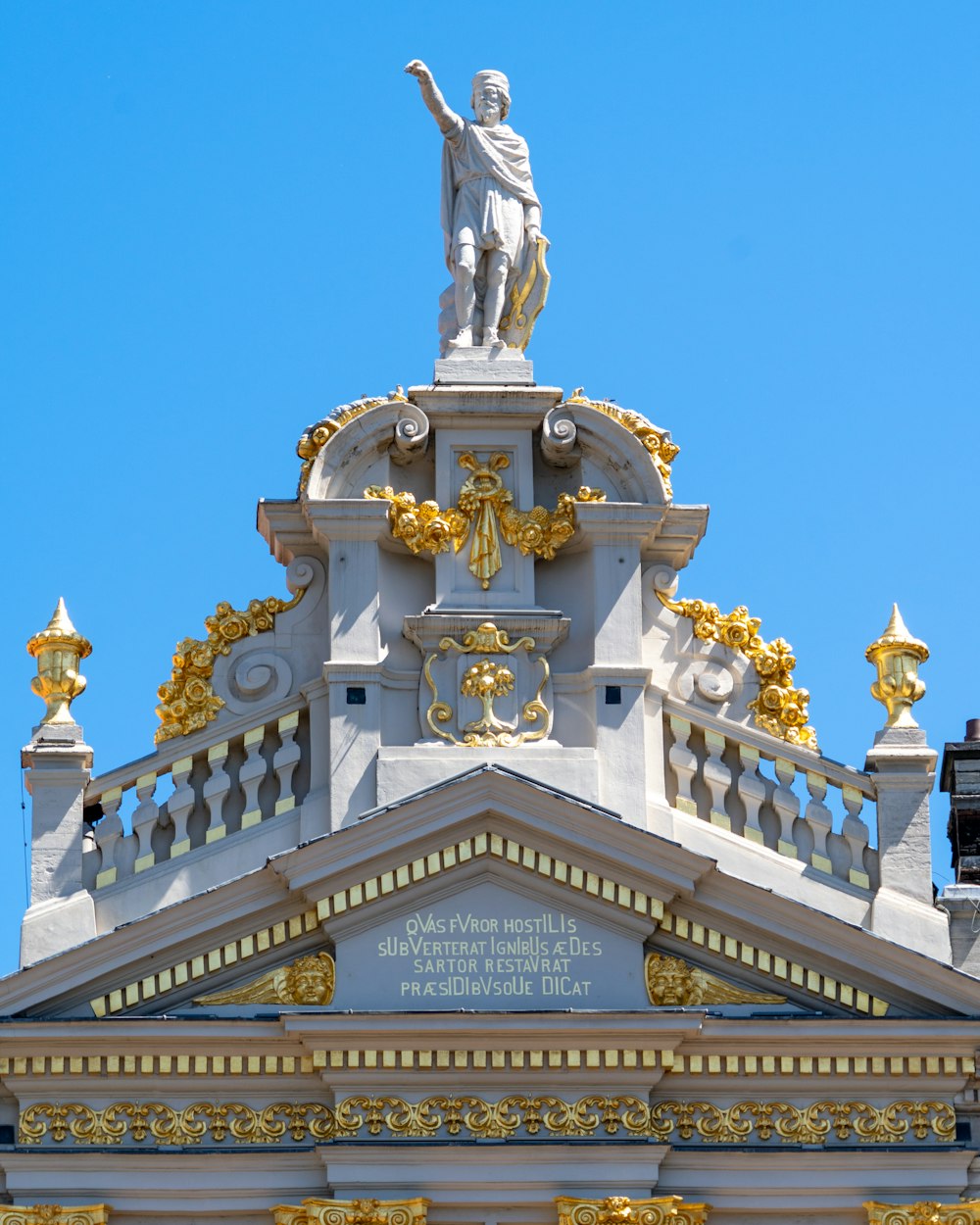 una estatua de un hombre en lo alto de un edificio