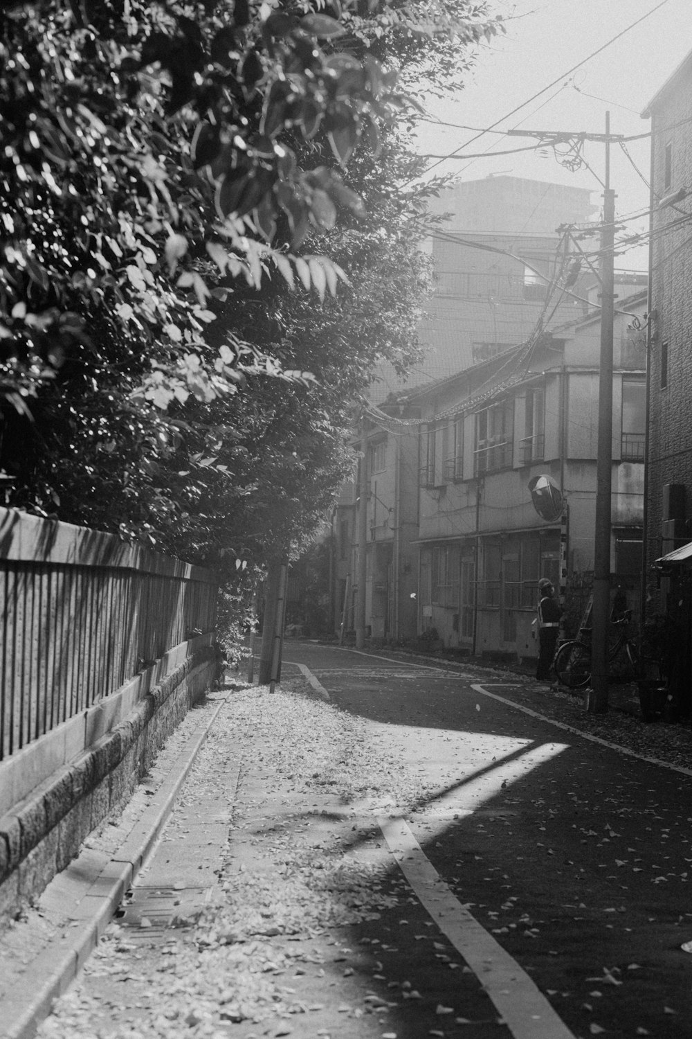 a black and white photo of a city street