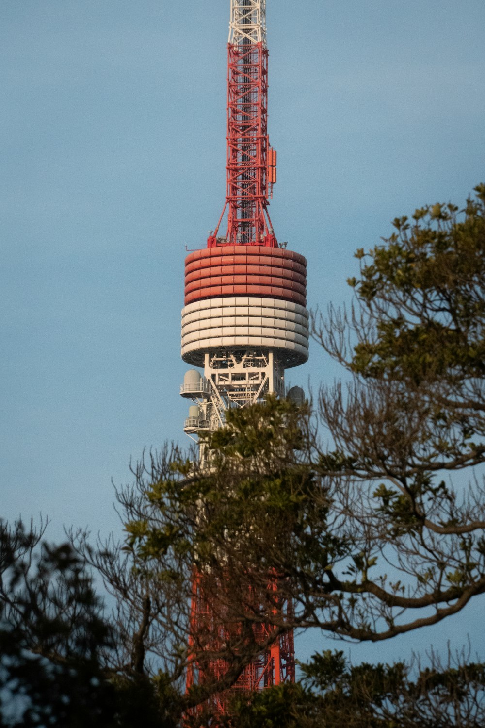 una torre roja y blanca con un fondo de cielo