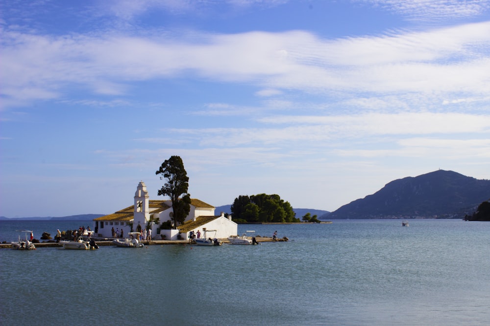 una iglesia en una pequeña isla en medio de un lago