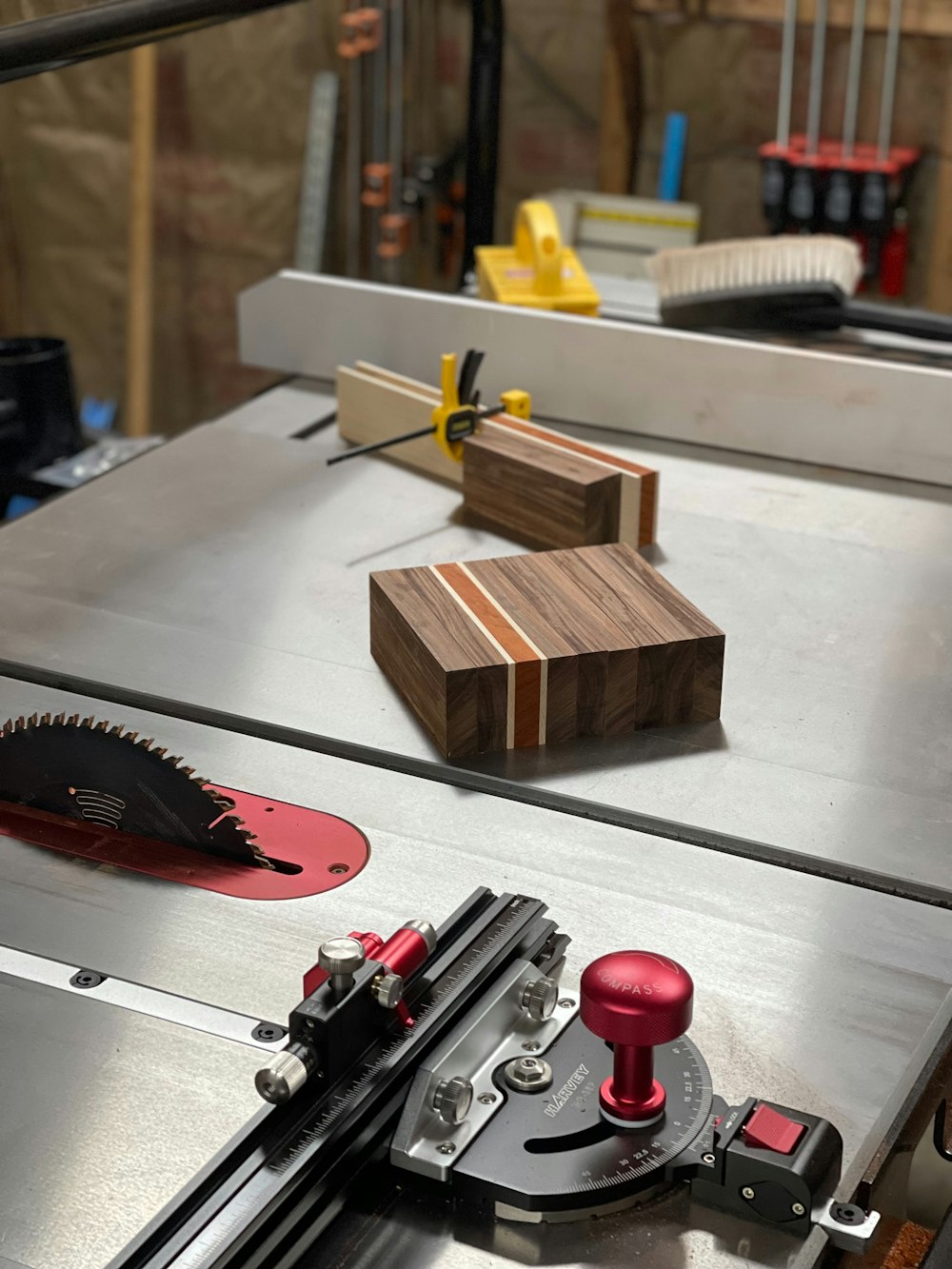 una mesa con una sierra y un trozo de madera sobre ella