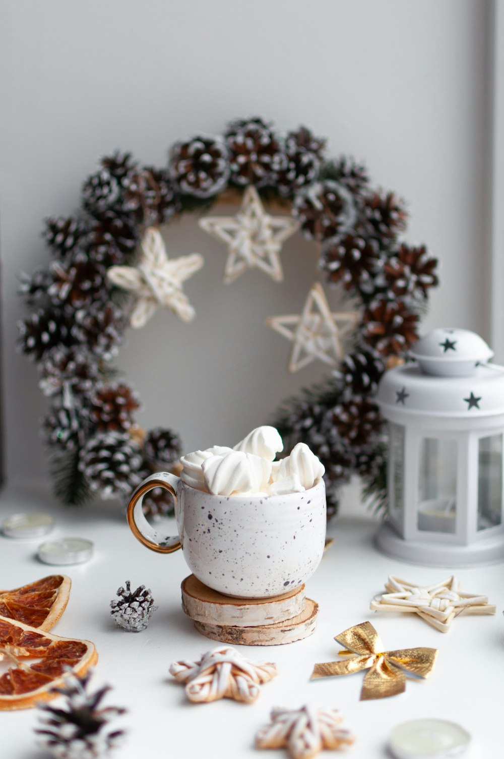 uma mesa branca coberta com um copo cheio de chantilly