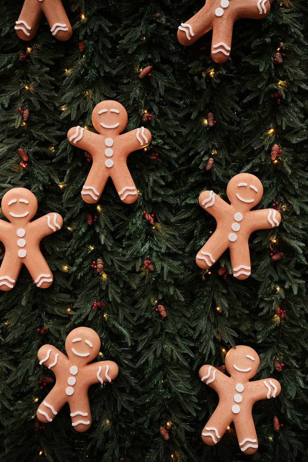 gros plan d’un arbre de Noël avec des biscuits au gingembre