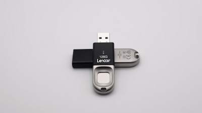Close-up of a sleek black USB flash drive with the Microdia logo.