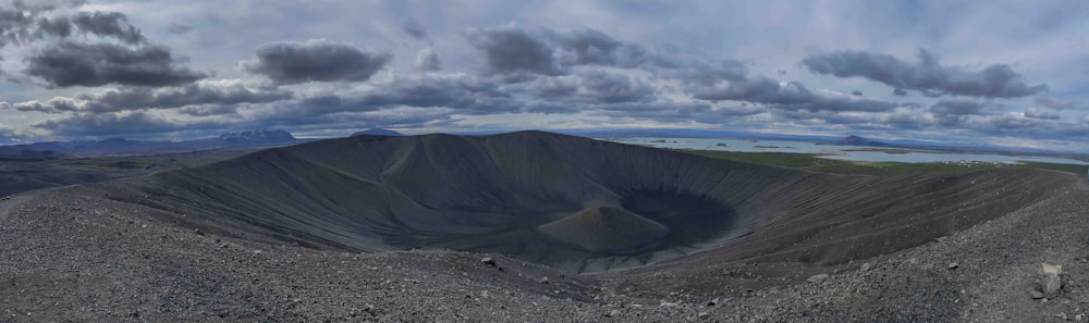 Una vista panorámica de una montaña con nubes en el cielo