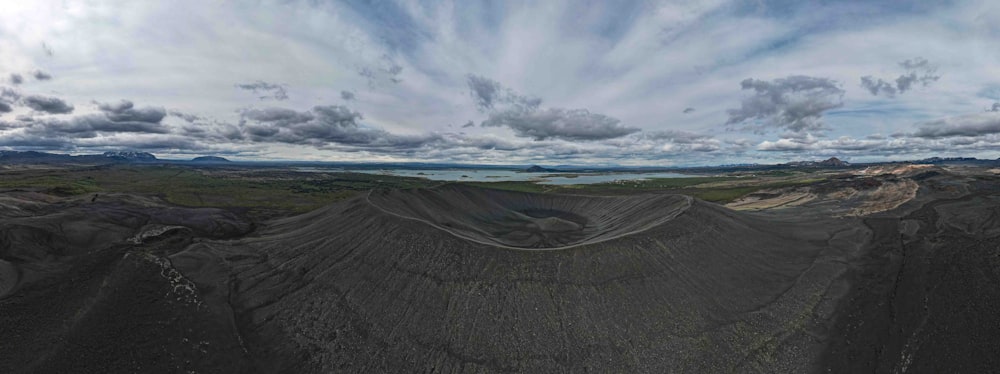 Une vue panoramique d’un paysage désertique