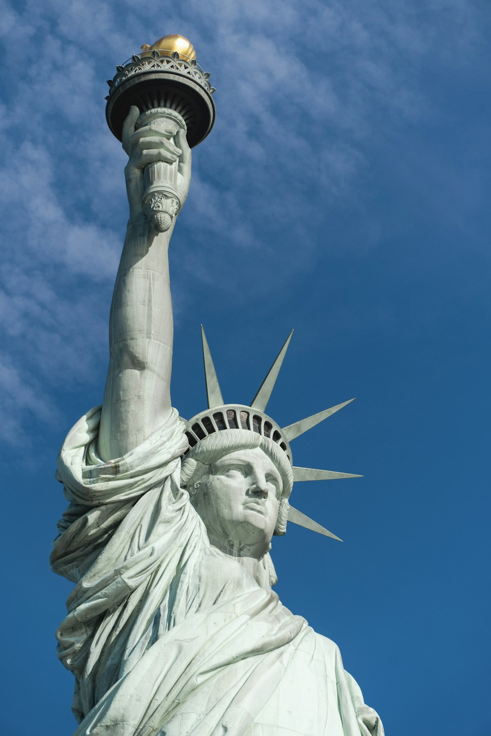 the statue of liberty has a crown on its head