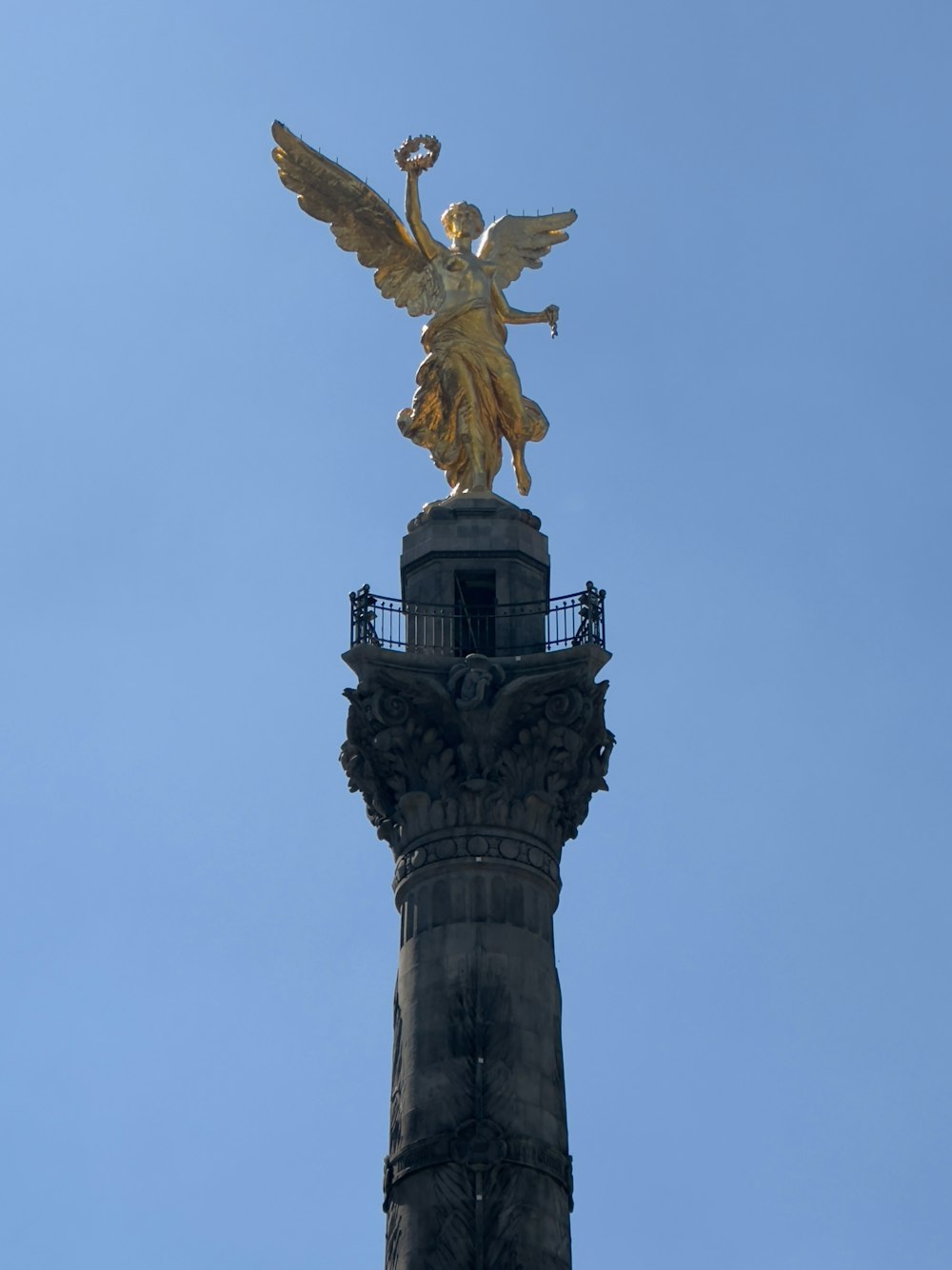 una estatua de un ángel en la parte superior de un edificio