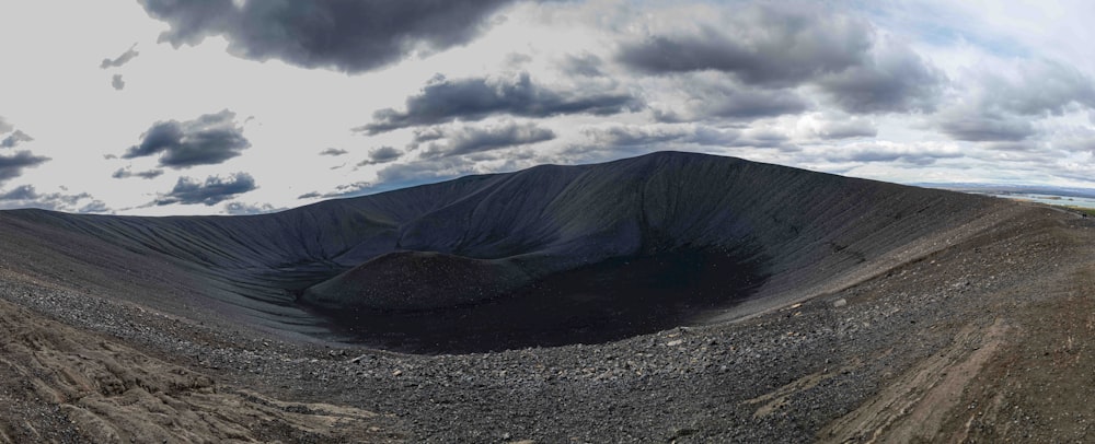 une très grande montagne avec quelques nuages dans le ciel