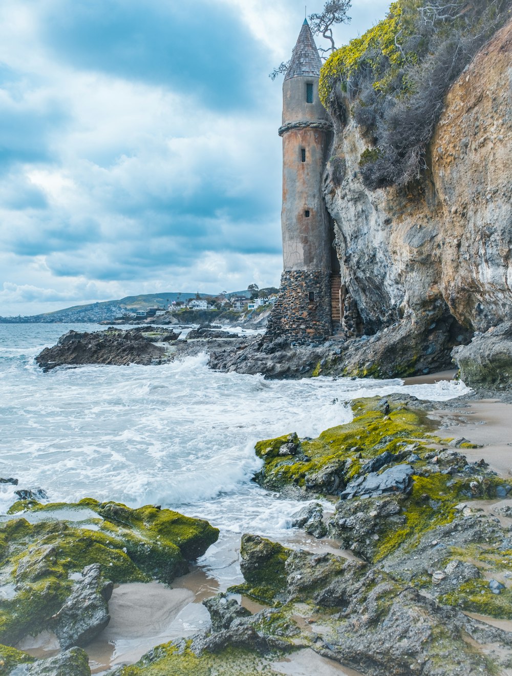 海の近くの崖の上の塔