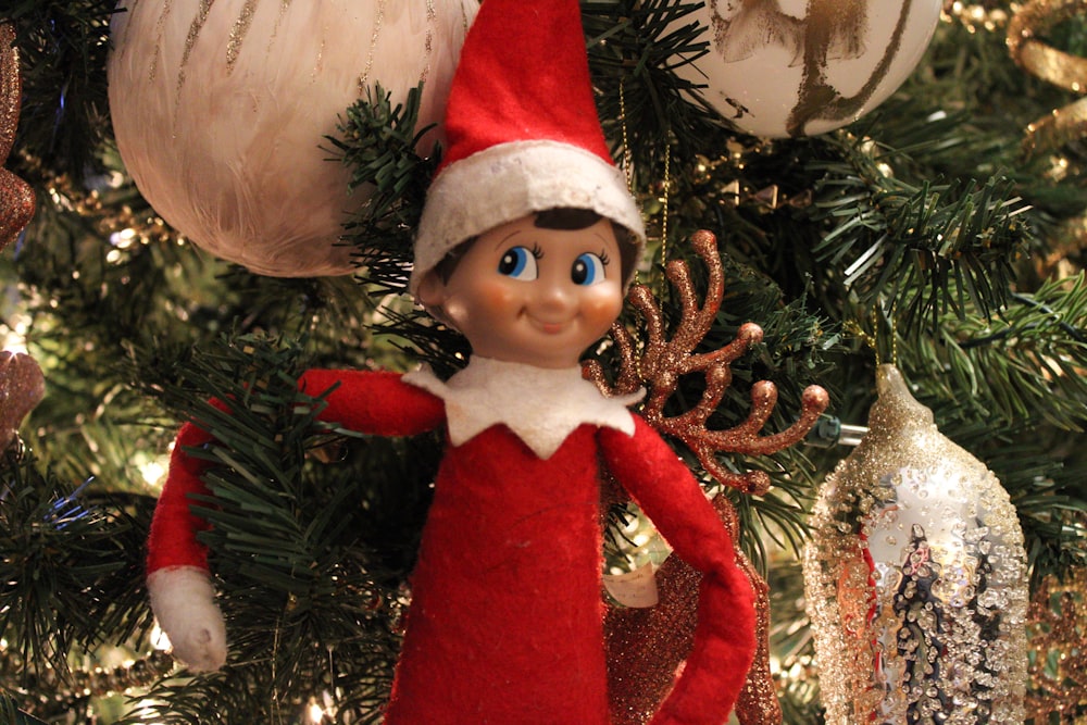 Un árbol de Navidad con un adorno de elfo colgando de él