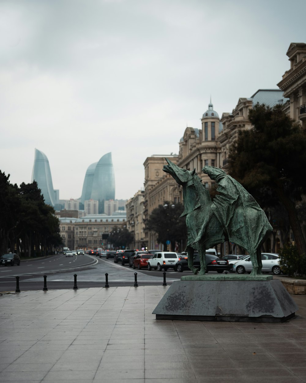 una statua di un uomo che cavalca un cavallo su una strada della città