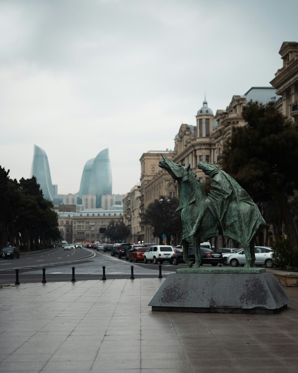 una estatua de un hombre montando a caballo en una calle de la ciudad