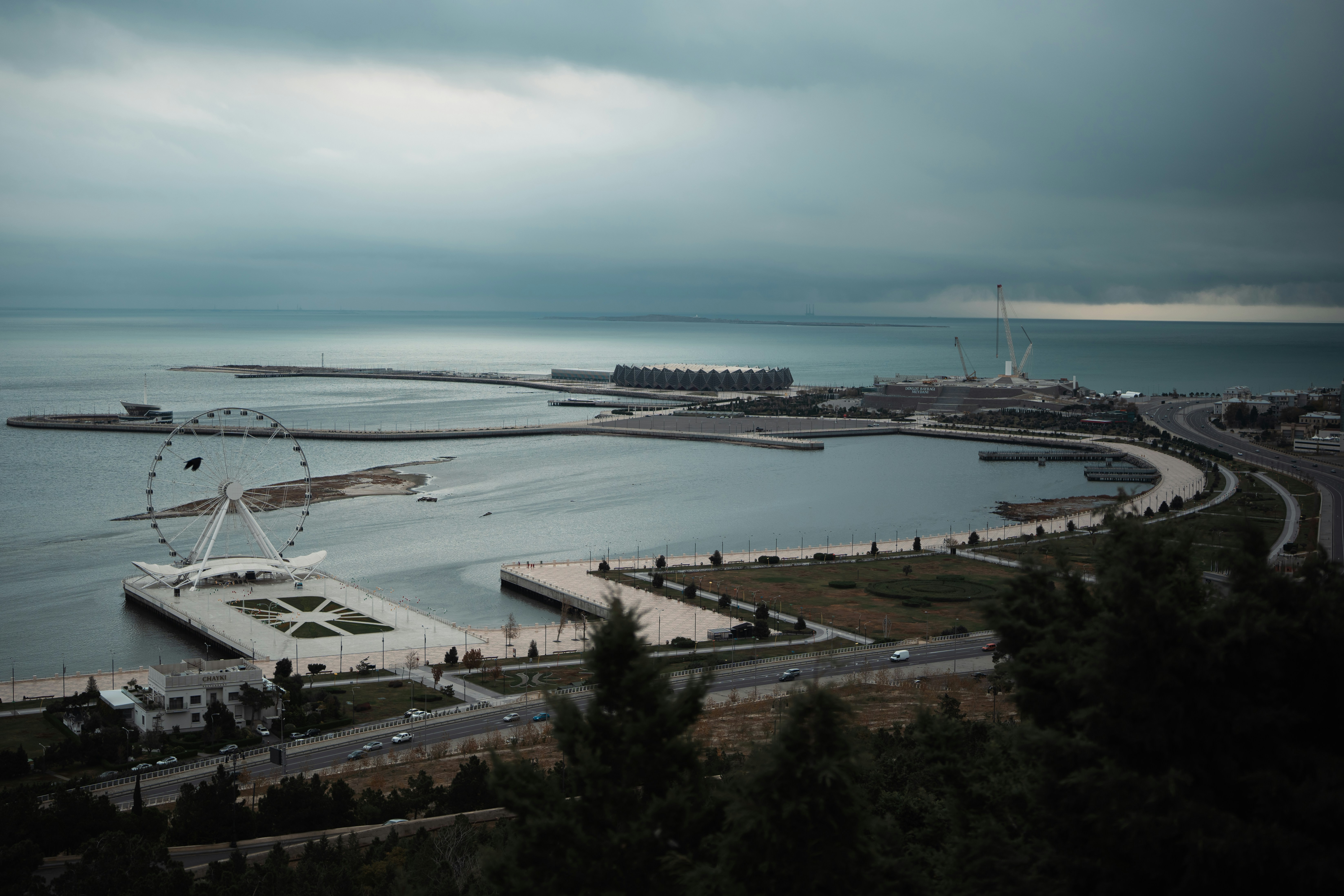 una gran masa de agua con una noria en el centro