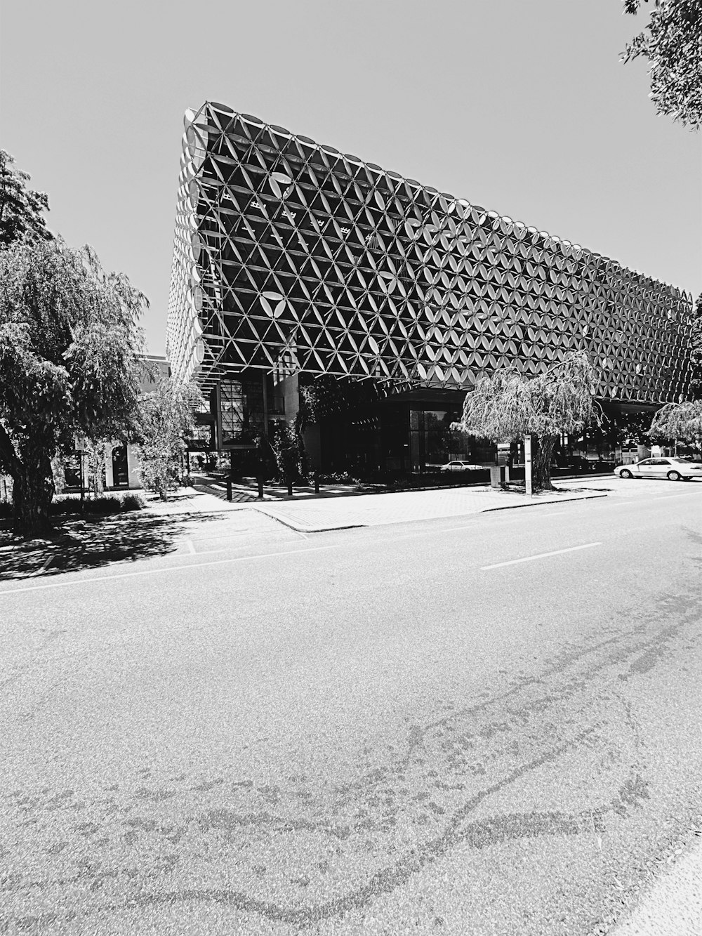 une photo en noir et blanc d’un grand bâtiment