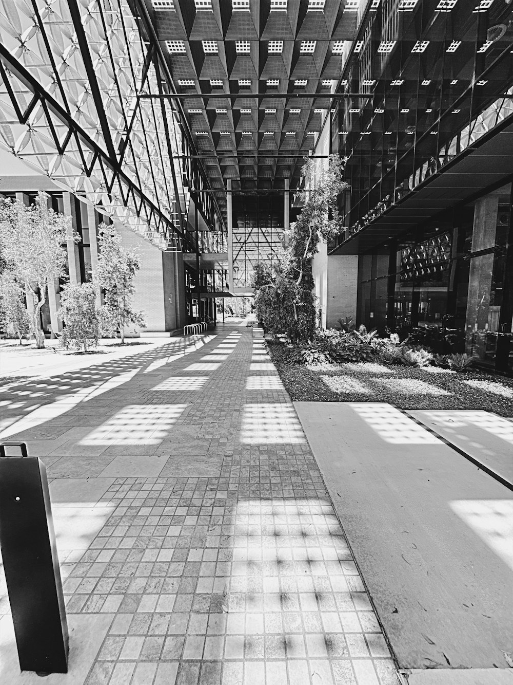 une photo en noir et blanc d’une passerelle dans un bâtiment
