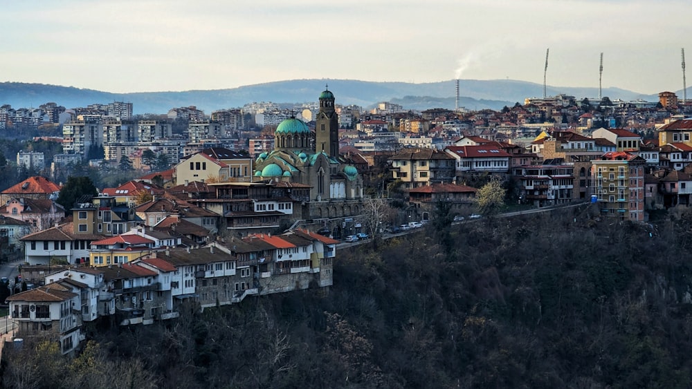 uma vista de uma cidade de uma colina