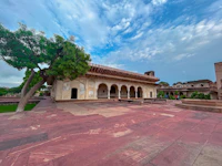 Best Outdoor Seating Restaurants in Deeg for Dining Under Open Skies