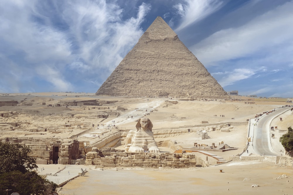 eine große Pyramide mitten in der Wüste