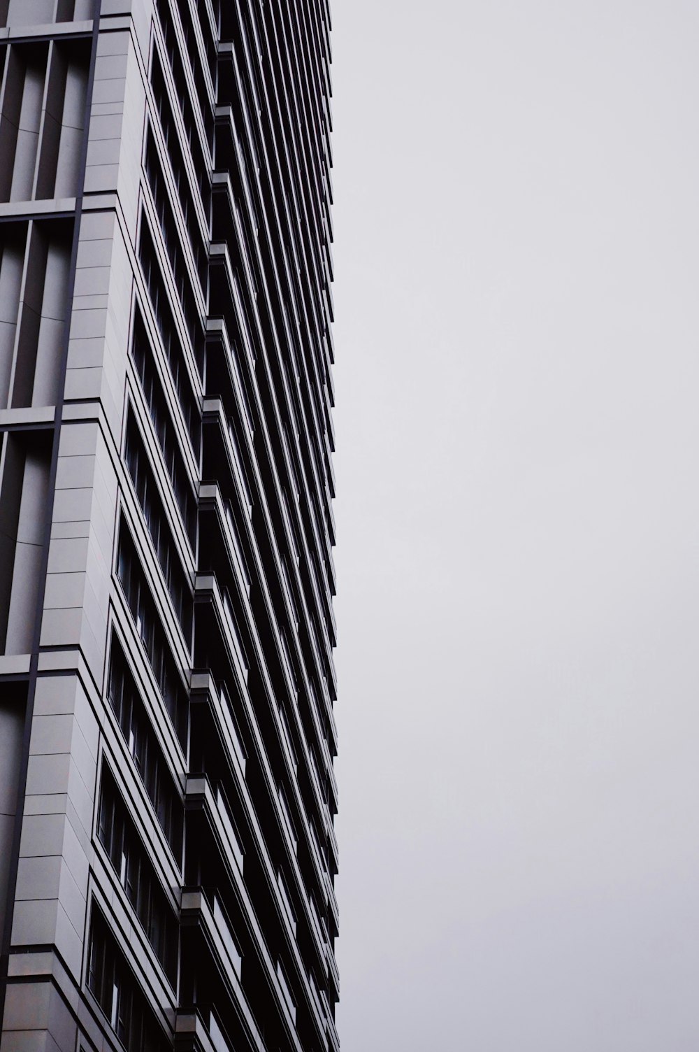 un edificio molto alto accanto a un edificio molto alto