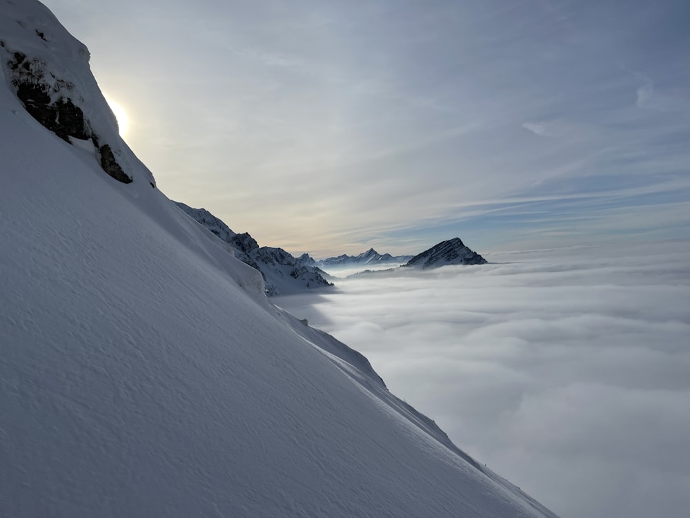 una persona esquiando por una montaña cubierta de nieve