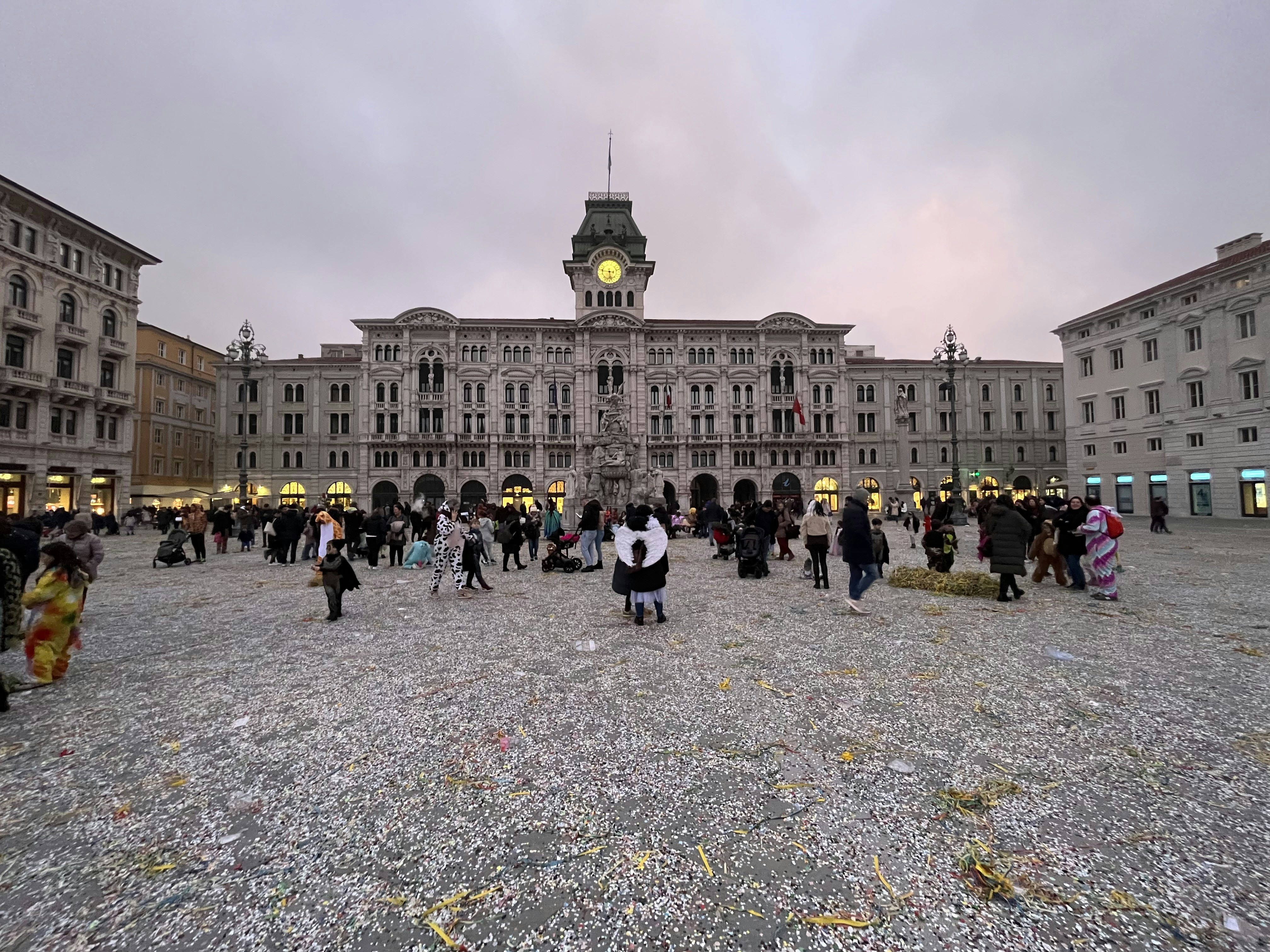 eine Gruppe von Menschen, die vor einem großen Gebäude stehen