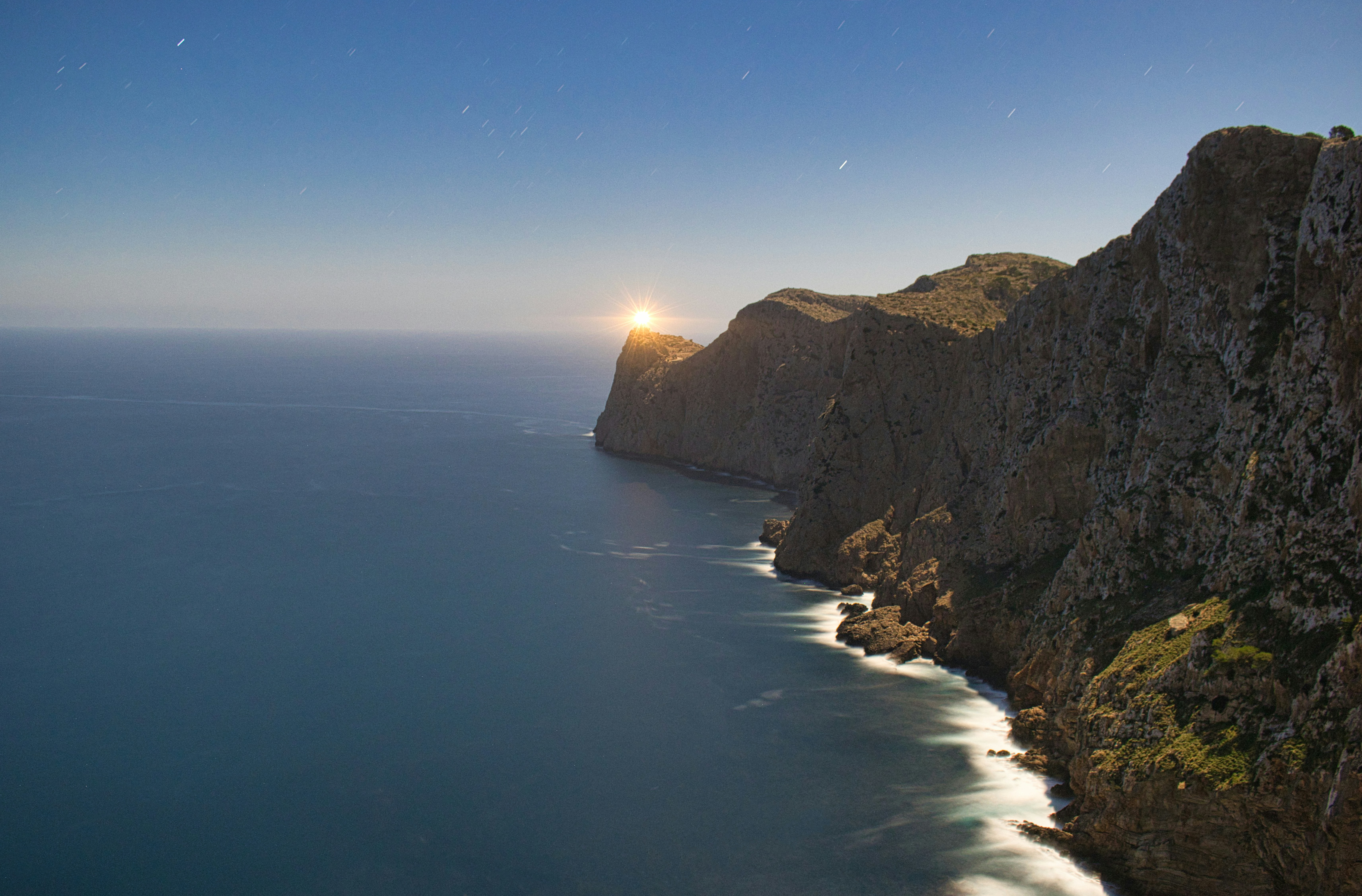 Blick auf das Meer von einem hohen Standpunkt aus