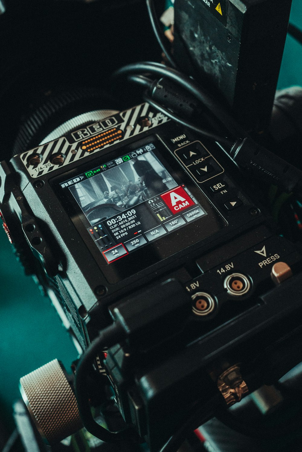 Un primer plano de una cámara de vídeo en un trípode